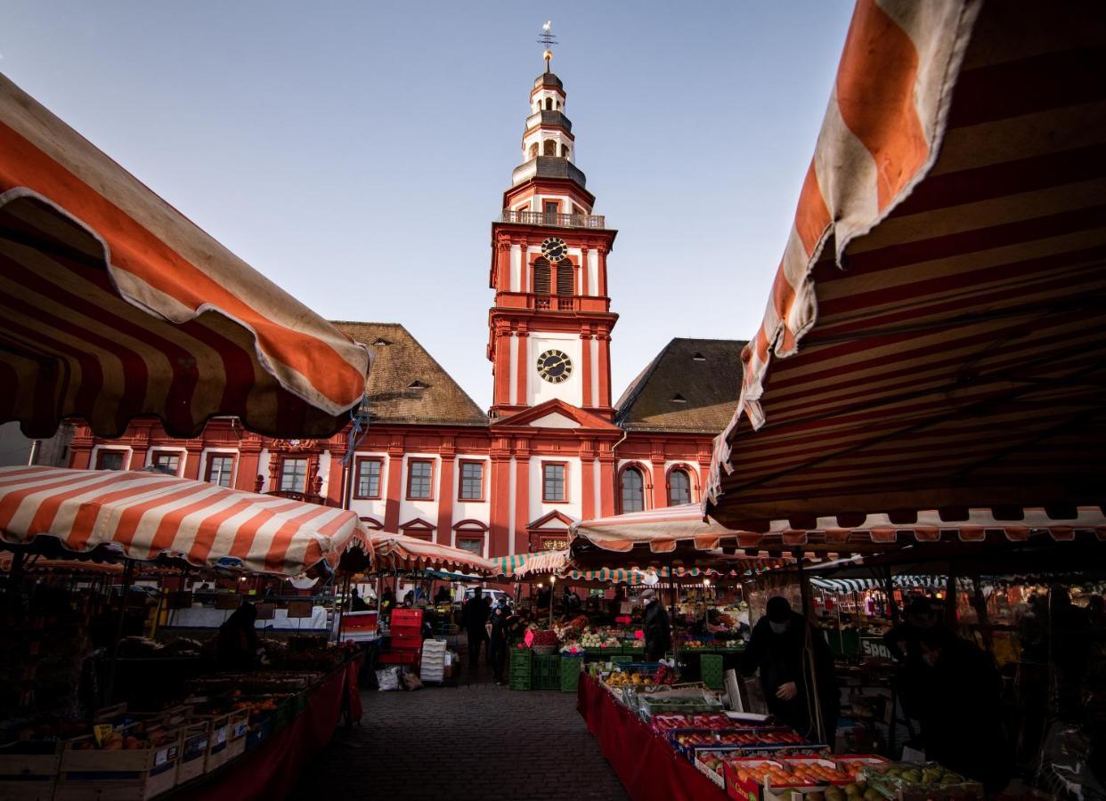 Hostel Mannheim Exterior photo The Christmas market in front of the church
