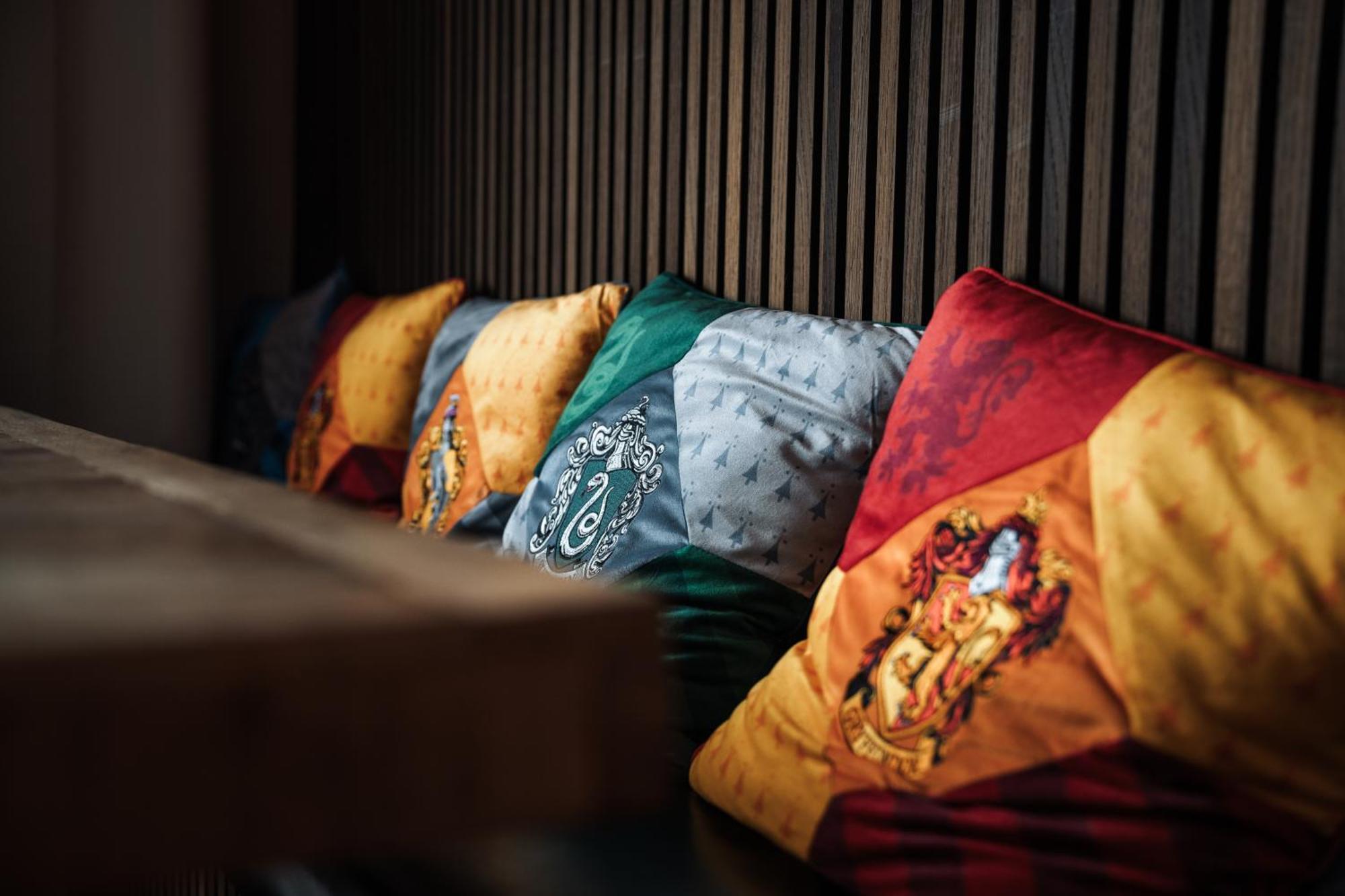 Hostel Mannheim Exterior photo Pillows with the coats of arms of the four houses